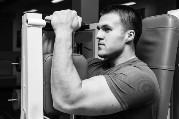 Allenamento uomo in palestra — Foto Stock