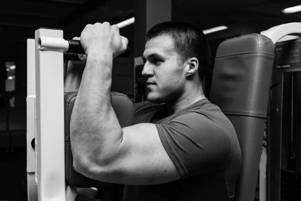 Hombre entrenando en el gimnasio —  Fotos de Stock