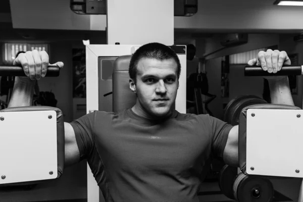 Man training in the gym — Stock Photo, Image