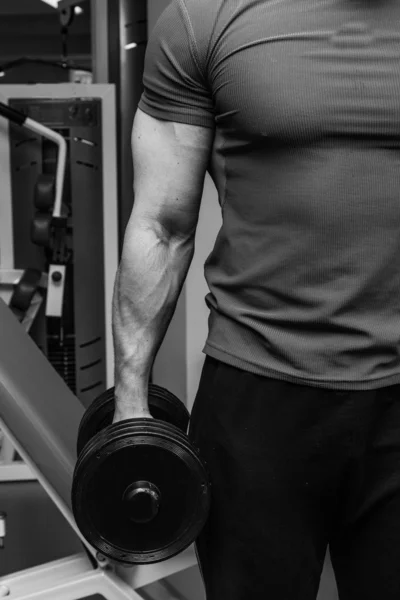 Homem fazendo exercícios com halteres — Fotografia de Stock