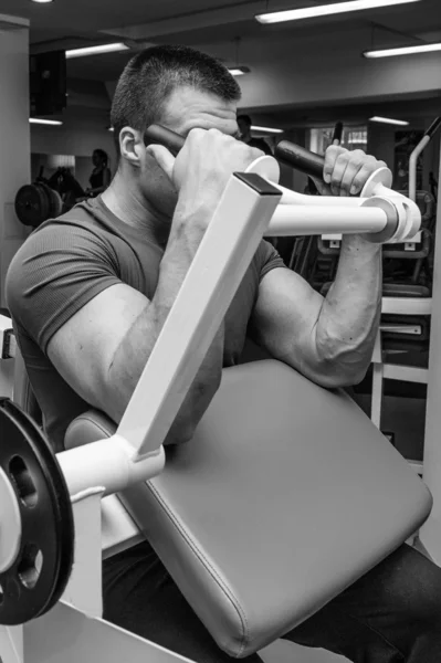 Hombre entrenando en el gimnasio — Foto de Stock