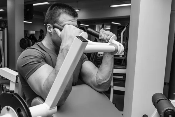 Entraînement d'homme au gymnase — Photo