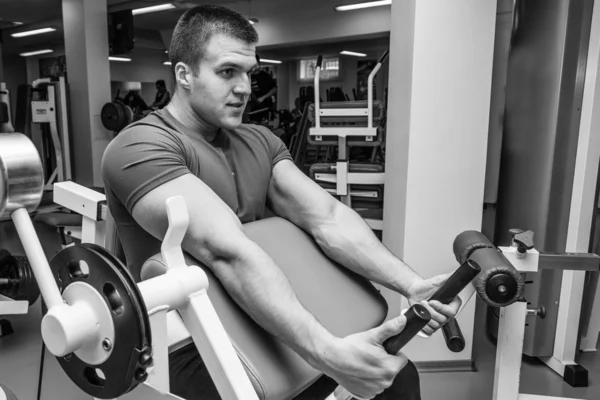 Man training in de sportschool — Stockfoto