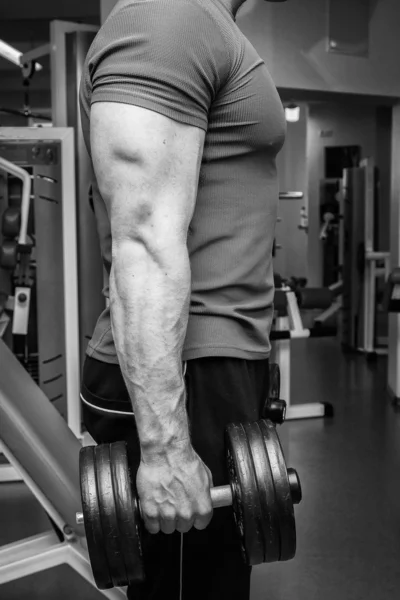 Homem fazendo exercícios com halteres — Fotografia de Stock