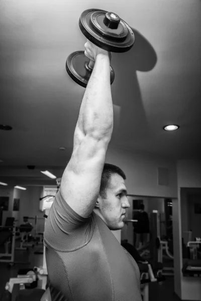 Hombre haciendo ejercicio con pesas —  Fotos de Stock