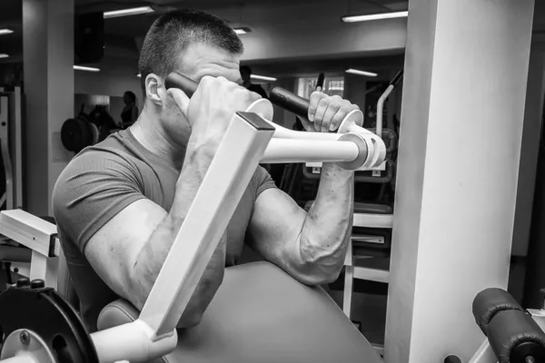 Entraînement d'homme au gymnase — Photo