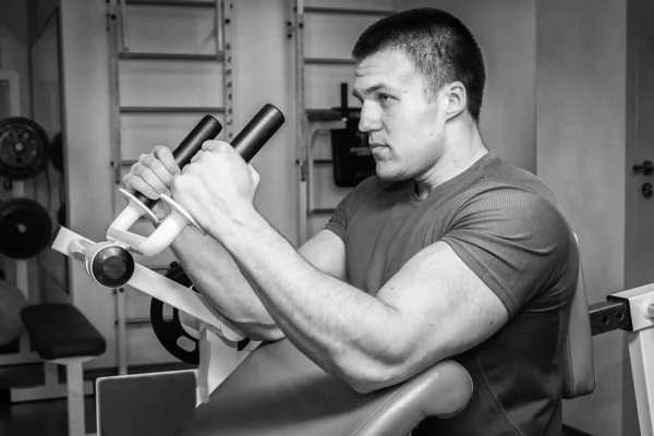 Hombre entrenando en el gimnasio — Foto de Stock