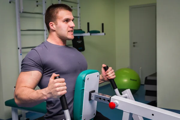 Männertraining im Fitnessstudio — Stockfoto