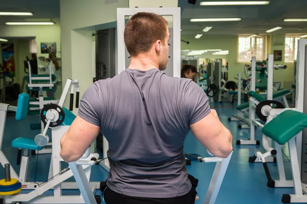 Hombre entrenando en el gimnasio — Foto de Stock