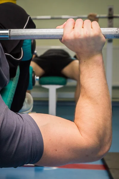 Man in de sportschool — Stockfoto