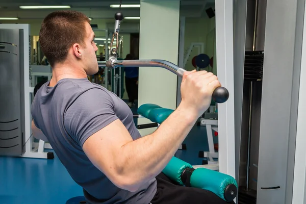 Man training in de sportschool — Stockfoto