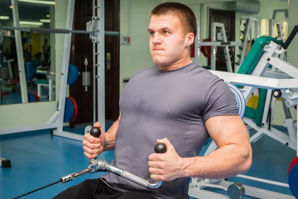 Man tränar i gymmet — Stockfoto