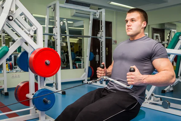 Hombre entrenando en el gimnasio — Foto de Stock