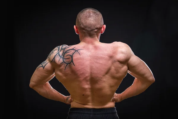 Muscle man met tatoeages — Stockfoto