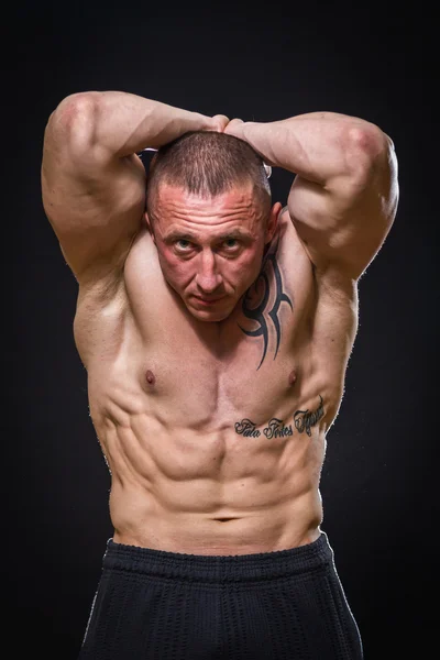 Mięsień mężczyzna z tatuażami — Zdjęcie stockowe