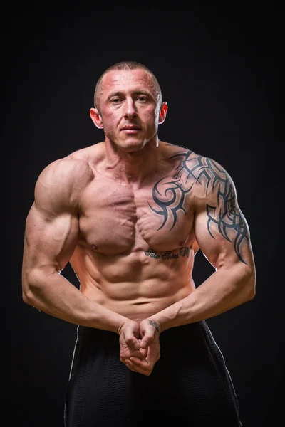 Muscle man with tattoos — Stock Photo, Image