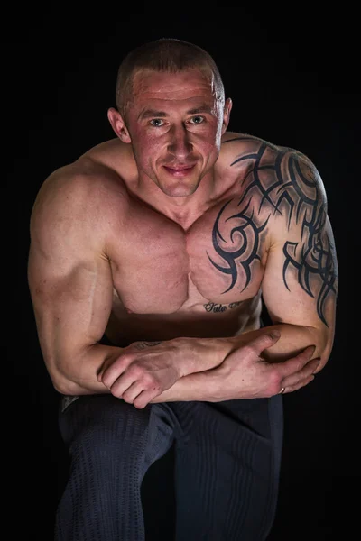 Muscle man met tatoeages — Stockfoto