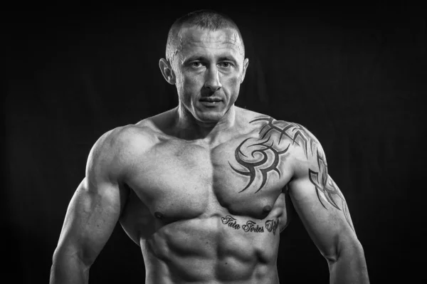 Muscle man with tattoos — Stock Photo, Image