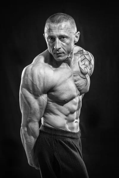 Homme musculaire avec tatouages — Photo