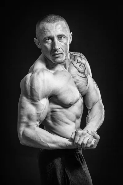 Hombre musculoso con tatuajes — Foto de Stock