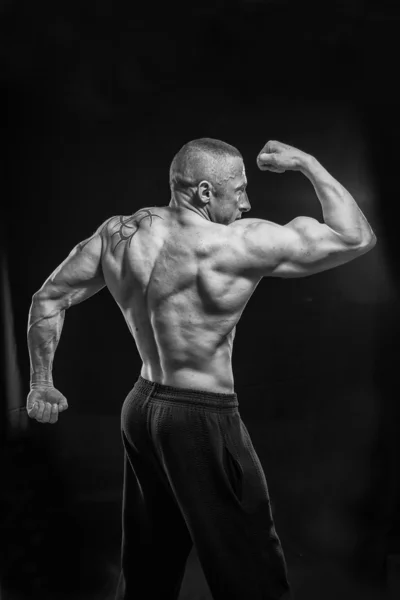 Muscle man met tatoeages — Stockfoto