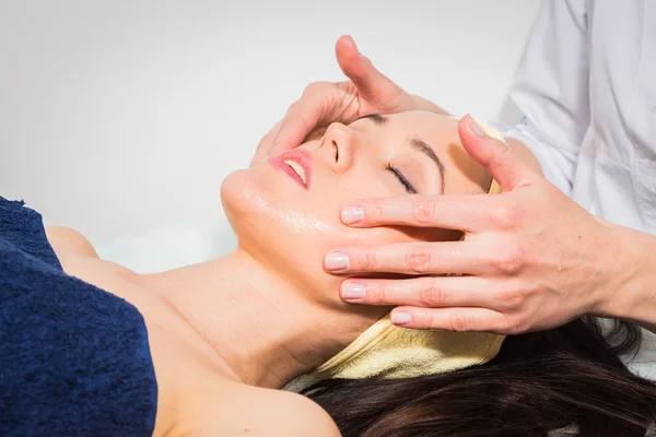 Massagem facial — Fotografia de Stock