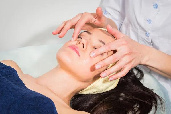 Massagem facial — Fotografia de Stock