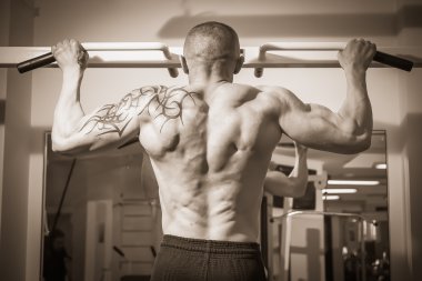 spor salonunda egzersiz dövmesi olan adam