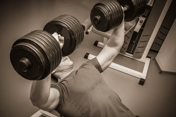 Hombre haciendo ejercicio con pesas — Foto de Stock