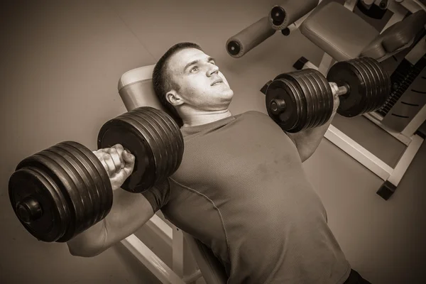 Hombre haciendo ejercicio con pesas —  Fotos de Stock