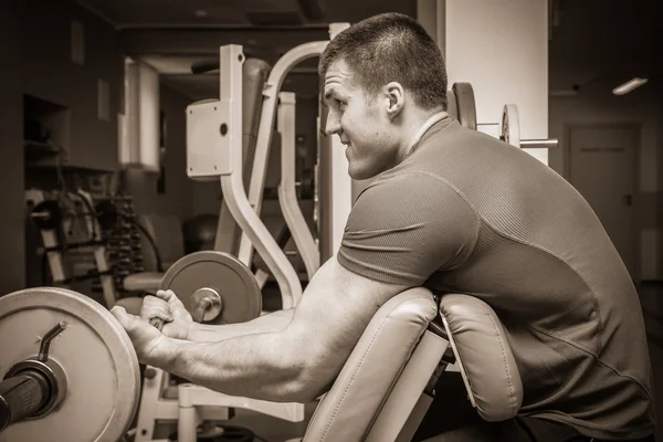 Entraînement d'homme au gymnase — Photo