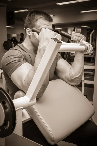 Homem treinando no ginásio — Fotografia de Stock