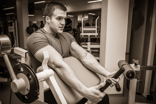 Männertraining im Fitnessstudio — Stockfoto