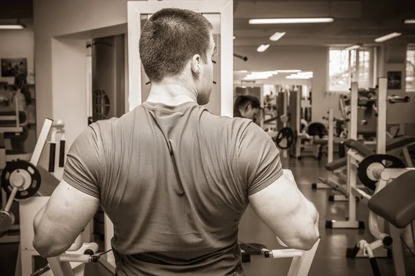 Männertraining im Fitnessstudio — Stockfoto