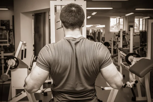 Männertraining im Fitnessstudio — Stockfoto