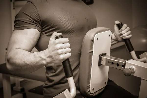 Hombre entrenando en el gimnasio — Foto de Stock