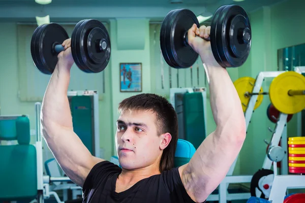 Hombre haciendo ejercicio con pesas —  Fotos de Stock