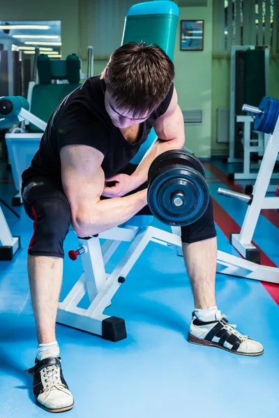 Hombre haciendo ejercicio con mancuerna — Foto de Stock