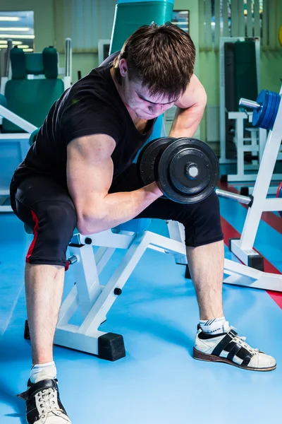 Man tränar med hantel — Stockfoto