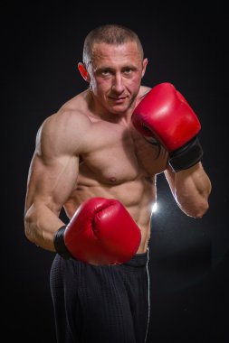 adam dövme boks eldivenleri ile poz