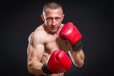 adam dövme boks eldivenleri ile poz