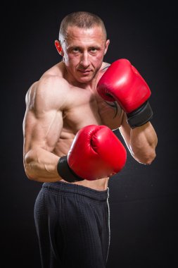 adam dövme boks eldivenleri ile poz