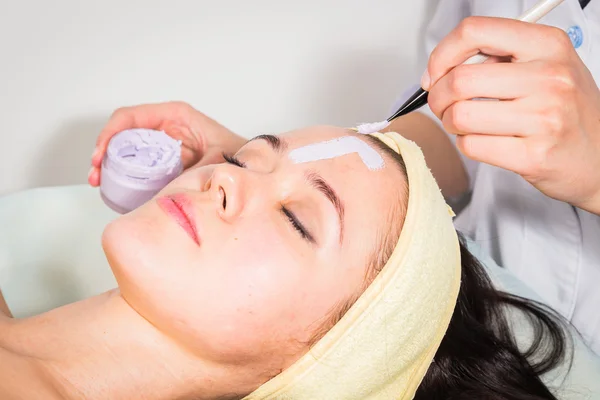 Facial mask treatment — Stock Photo, Image