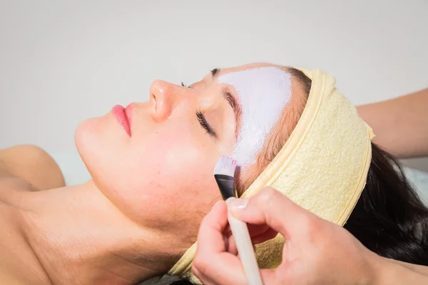 Facial maske behandling - Stock-foto