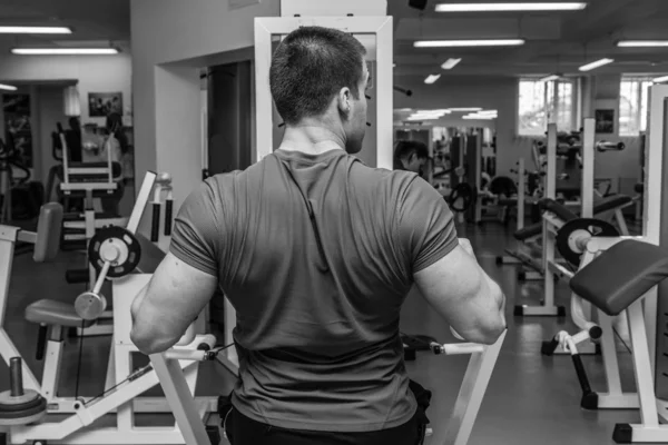 Hombre entrenando en el gimnasio — Foto de Stock