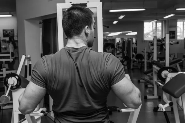 Entraînement d'homme au gymnase — Photo