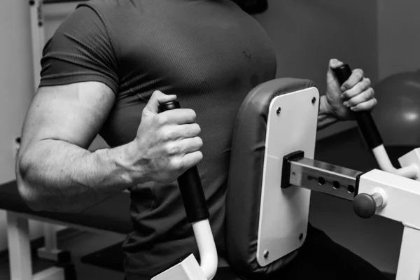 Man tränar i gymmet — Stockfoto