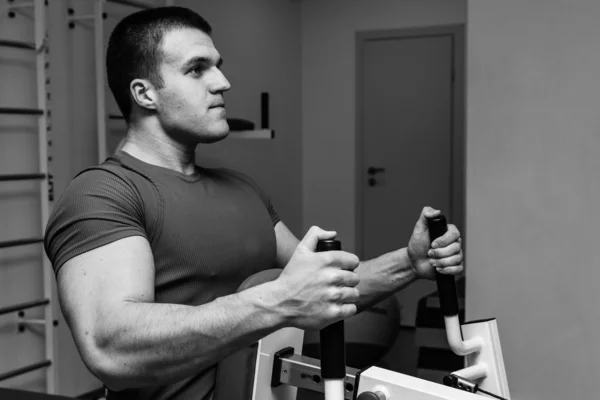 Entraînement d'homme au gymnase — Photo