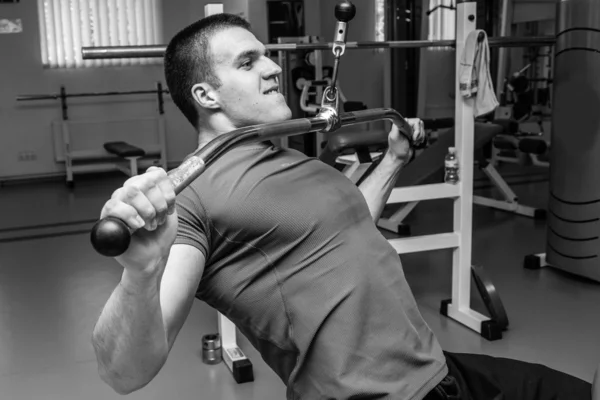 Man in de sportschool — Stockfoto