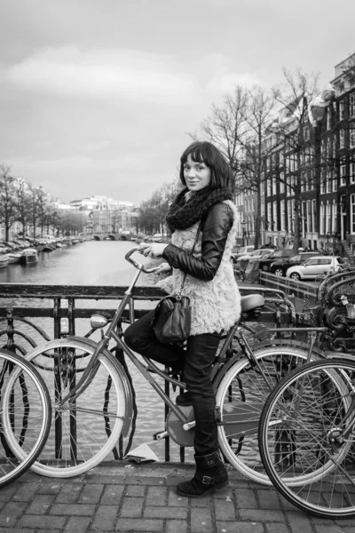 도시 거리에 여자 — 스톡 사진